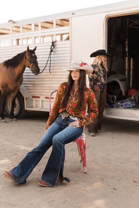 Alternative Cowboy Aesthetic, Cowgirl Rocker Style, 70s Western Aesthetic, 1970s Cowboy, 70s Cowgirl, Western Chic Outfits, Cowboy Disco, Cowgirl Fits, Punchy Outfits