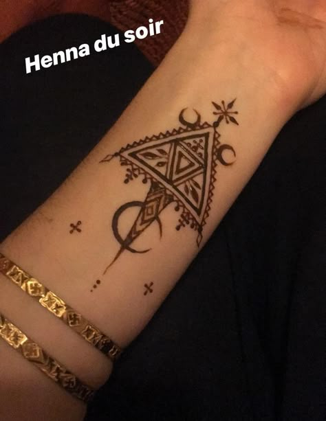 Amazigh Henna Designs, Henna Berbere, Henna Arm Designs, Moroccan Tattoo, Amazigh Tattoos, Algeria Culture, Henna Doodle, Berber Tattoo, Hamsa Hand Tattoo