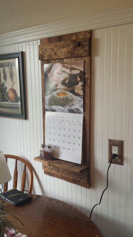 I've been looking for one of these!! Pallet wood calendar holder $15 Wooden Calendar Holder, Calendar Holder Diy, Primitive Office Decorating Ideas, Calendar Holder Wall, Calendar Frame Ideas, Diy Calendar Holder, Wood Calendar Holder, Calendar Frame, Calendar Holder