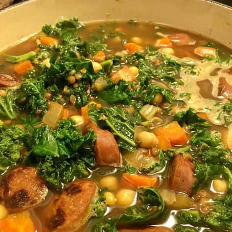 Chorizo & Kale Soup — Gateau Superstar Chorizo Kale Soup, Chorizo Soup, Kale Soup Recipes, Tuscan Soup, Bone Soup, Zucchini Soup, Chorizo Sausage, Kale Soup, Kale Recipes