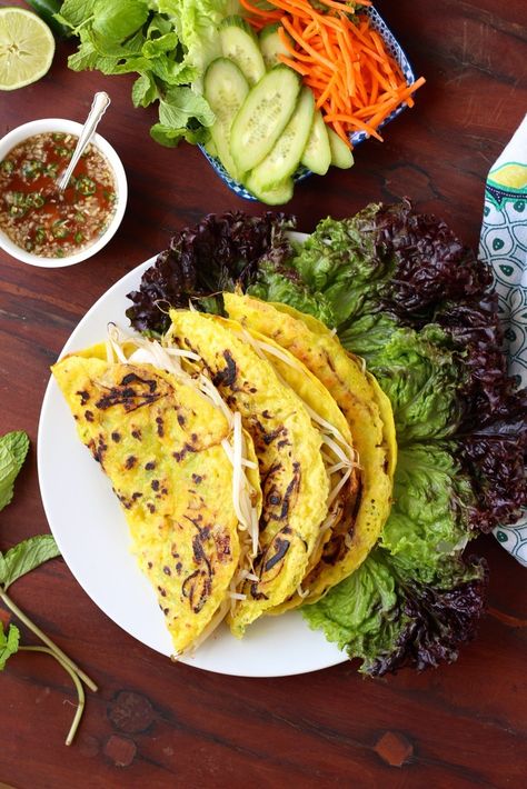 Banh Xeo - Vietnamese Crepes - Borrowed Salt Shrimp Cooking, Vietnamese Crepes, Chinese Seafood, Recipes Shrimp, Cambodian Food, Khmer Food, Banh Xeo, Food Seafood, Laos Food