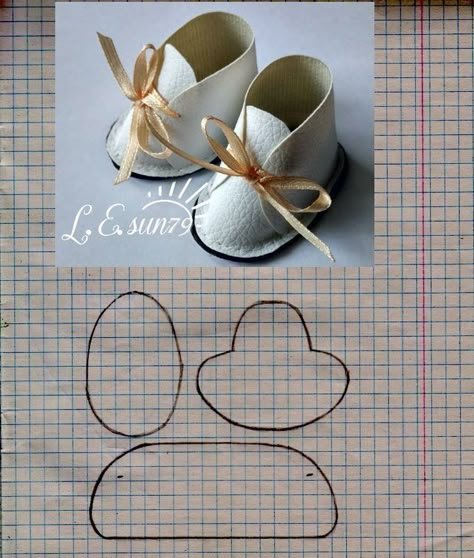 Baby Shoes Diy Pattern, Dolls Handmade Diy, Doll Shoe Patterns, Baby Shoes Diy, Idee Babyshower, Homemade Dolls, Sewing Doll Clothes, Doll Sewing Patterns, Gnomes Crafts