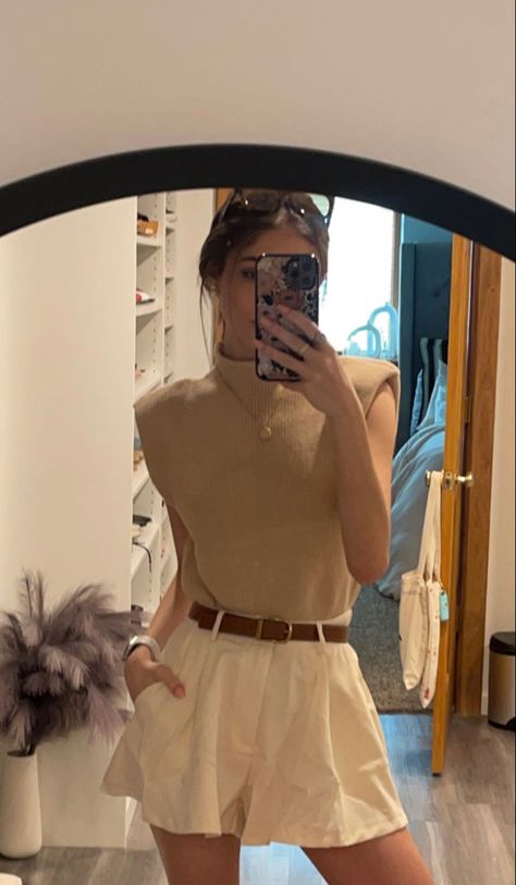 White Shorts With Belt, Cute Summer Outfits Old Money, Old Money Outfit Short Women, Shorts And Belt Outfit, Summer Old Money Aesthetic Outfit, Elagent Aesthetic Outfits Summer, Neutral Shorts Outfit, Classy Old Money Outfits Summer, White Linen Shorts Outfit Chic