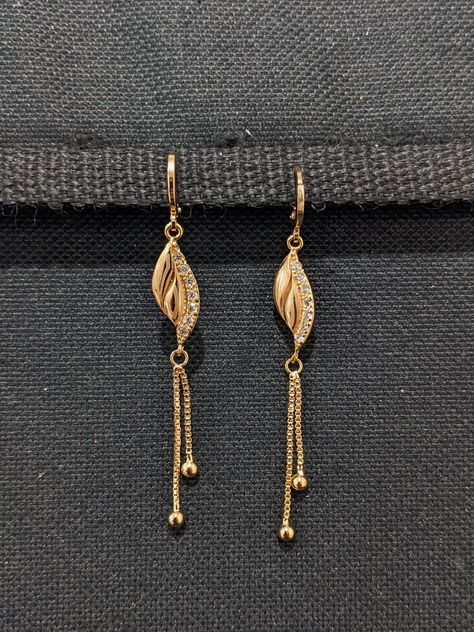 New Earing Design In Gold, Simple Earing Designs Gold, Best Gold Earrings Design, Small Hangings Gold Earrings, Gold Earrings Hanging, Trending Earrings Gold, Simple Gold Bridal Earrings, Gold Earrings Diamond, Long Gold Earrings Indian Jewelry