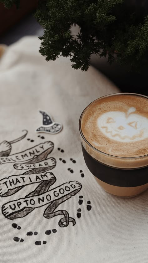 Halloween Coffee Wallpaper New York Fall Wallpaper, Fall Wallpapers For Iphone, Cute Fall Wallpapers, Fall Coffee Recipes, Coffee Wallpaper Iphone, Wizard Clothes, Witch Photography, Halloween Home Decor Ideas, Autumn Wallpapers