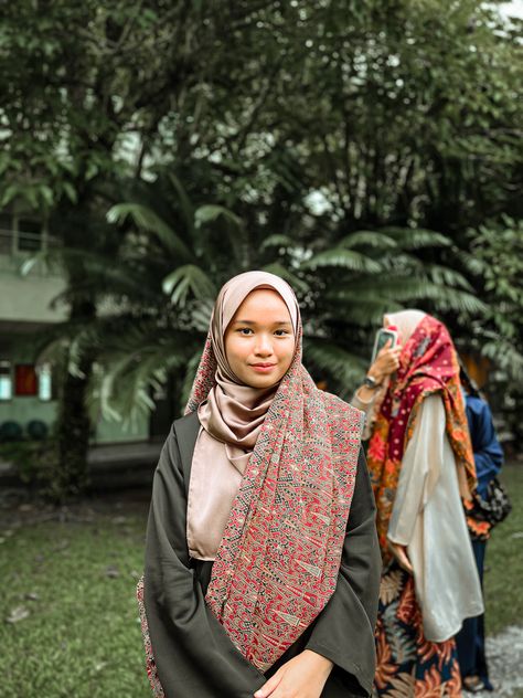 Melayu Klasik Outfit, Malay Aesthetic, Aesthetic Malaysia, Malaysia Women, Malaysia Aesthetic, Malay Culture, Malaysian Fashion, Malaysia Hijab, Malaysia Fashion