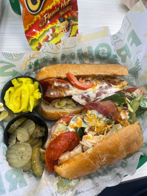 Subway sandwich 🚊🥪 Subway Orders To Try, Subway Tuna Sandwich, Subway Sandwich Order Ideas, Subway Order Ideas, Subway Sandwich Aesthetic, Subway Aesthetic Food, Subway Sandwich Ideas, Publix Subs, Sandwiches Aesthetic