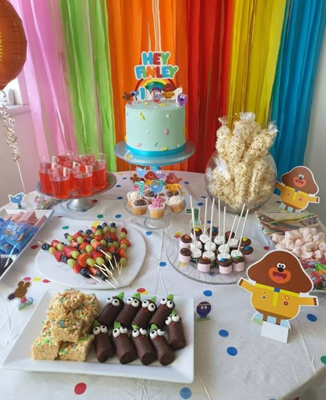 Hey Duggee 2nd Birthday Party, Hey Duggee Decorations, Hey Duggee Party Food, Hey Duggee Birthday Party Ideas, Hey Duggee Party Ideas, Luca Cupcakes, Duggee Birthday Cake, Toddler Birthday Party Food, Hey Duggee Birthday Party