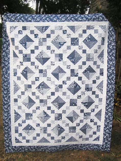 Quilt in shades of blue Delft Blue Quilt Patterns, Blue And Gray Quilts, Blue Quilt Bedroom, Blue And White Quilts, Blue Quilt Patterns, Two Color Quilts, Black And White Quilts, Blue Quilt, Scrappy Quilt Patterns