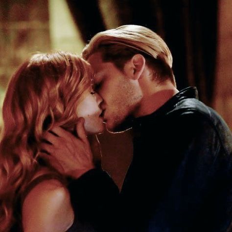 Clary and Jace. Clary Und Jace, Shadowhunters Tv Series, Clary Y Jace, Ed Wallpaper, Shadowhunters Season 3, Shadowhunters Series, Clary And Jace, Shadowhunters Tv Show, Dominic Sherwood