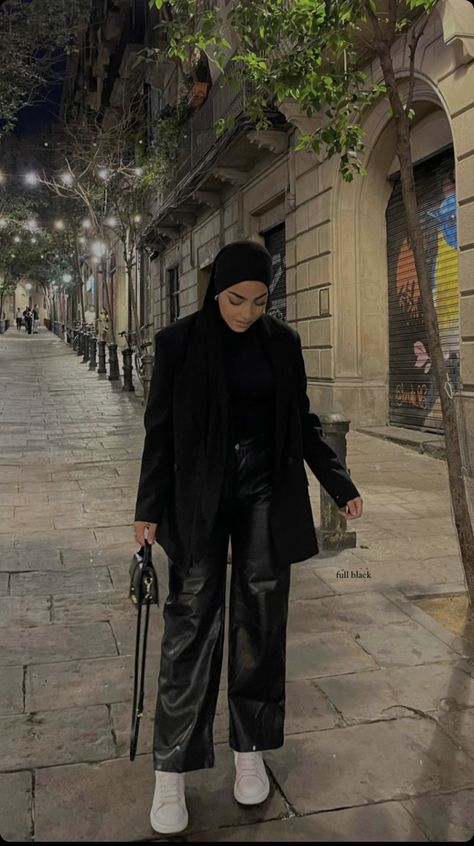 Jeans Outfit Muslim Women, Leather Pants Hijabi, Leather Pants Outfit Hijab, Cute Muslim Outfits, Wedding Pants Outfit, Black Leather Pants Outfit, Outfit Muslim, Lederhosen Outfit, Wedding Pants