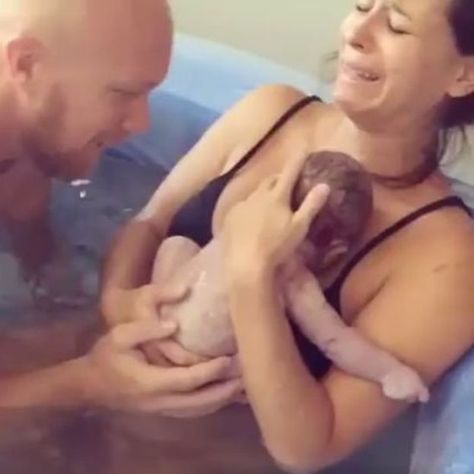 Picture of the moment Audra Lynn's baby arrives Water Birth Video, Birth Videos, Remembering Mom, Water Birth, Real Mom, Outdoor Baby, Birth Plan, Home Birth, Natural Birth