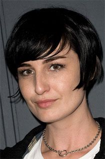 Erin O Connor makes the most of her gorgeous cheekbones with this stylish short bob. Cheekbone Length Bob, Dramatic Accessories, Very Short Bob, Hair Pics, Short Bobs, Pale Girl, Layered Bobs, Jet Black Hair, Woman Hair