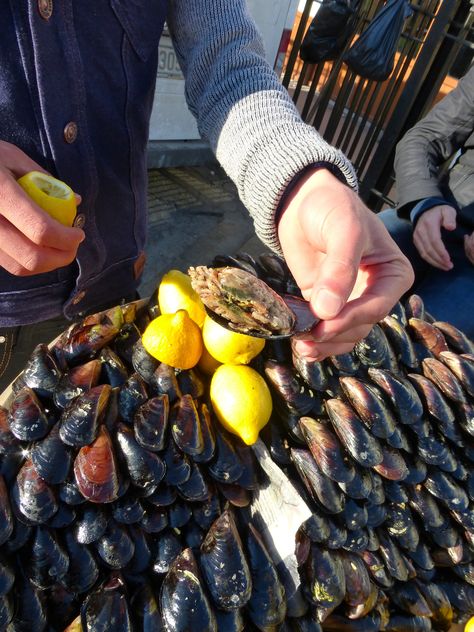 Stuffed mussels (midye dolma) sold on the street in Istanbul. Turkey Street Food, Turkya Istanbul, Stuffed Mussels, Turkish Street Food, Turkey Culture, Turkey Party, Albanian Recipes, Istanbul Turkey Photography, Snap Food