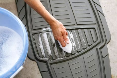 Cleaning Car Mats Rubber, Car Mats Diy, Car Detailing Diy, How To Clean Car, Floor Cleaning Hacks, Clean Car Mats, Plastic Floor Mat, Cleaning Vinyl Floors, Weather Tech Floor Mats