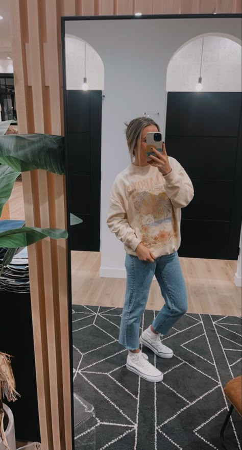 Casual Crewneck Outfit, How To Style White High Top Converse, Jeans And White Converse Outfit, White High Top Converse Outfit Fall, Jean Converse Outfit, Converse Mid Tops Outfit, Girls Converse Outfit, Crew Neck Outfit Ideas, White Converse Outfit Spring