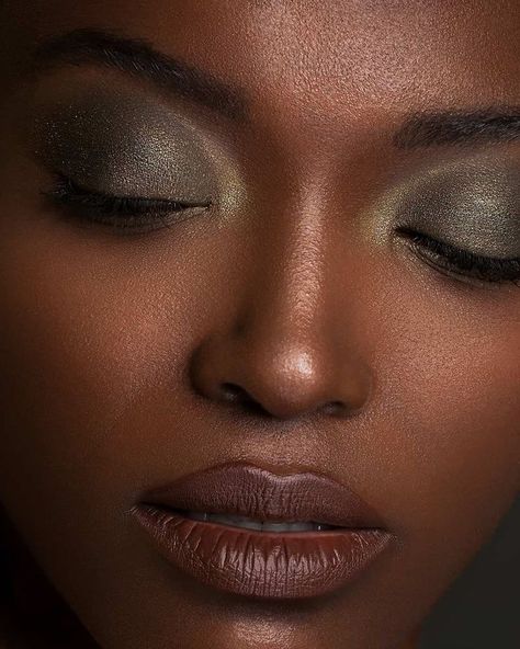 Earth Tone Makeup, Makeup Black Skin, Everyday Eyeshadow, Fall Makeup Trend, Tone Makeup, Eye Palettes, Makeup News, Fall Makeup Looks, Rule Breaker