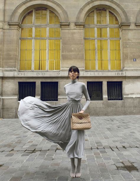 Rockstud Spike Monochromatic Outfit, Casual Day Dresses, Monochrome Fashion, Gorgeous Clothes, Street Style Chic, Bohemian Clothes, Street Style Looks, Edgy Outfits, Fashion Books