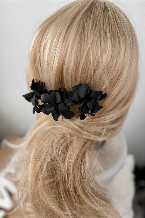 Dark Hair Accessories, Gothic Wedding Ceremony, Black Gothic Wedding, Black Hydrangea, Moody Halloween, Gothic Wedding Theme, Preserved Hydrangea, Gothic Bride, Dried Flowers Wedding