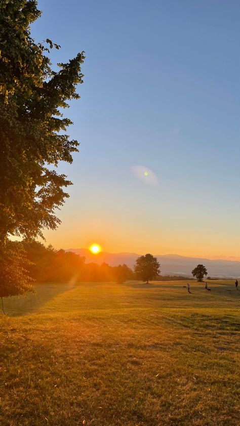 Senery Pic Landscape, Sunset Field Aesthetic, Sunrise House, Country Sunset, Sunrise Nature, Field Wallpaper, Image Nature, Look At The Sky, Pretty Landscapes