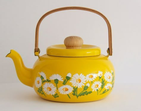 Enamel Teapot, Yellow Daisies, Time For Tea, Mellow Yellow, Tea Sets, Kitchen Stuff, Britney Spears, Home Stuff, Wooden Handles