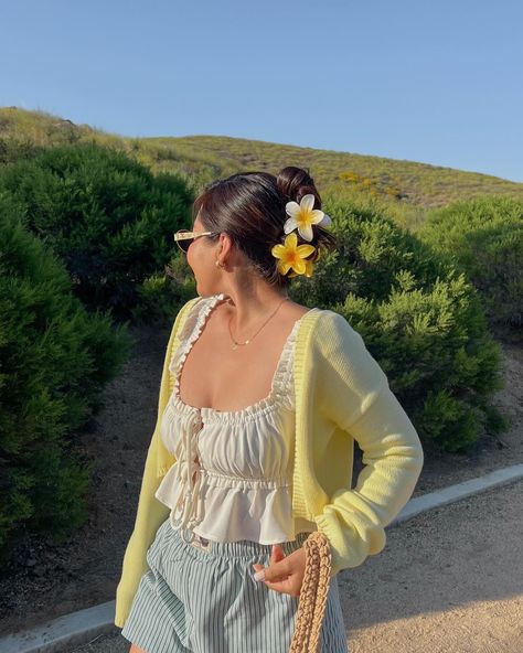 Neighborhood strolls + recent favorites 🫶🏼🌼🌸 — #outfitinspo #simpleoutfits #pinterestoutfits | Instagram Yellow Claw Clip, Claw Clip Flower, Minimal Summer Outfit, Yellow Top Outfit, Beachy Summer Outfits, Japan Fits, Yellow Claw, Trends For 2024, Event Outfit