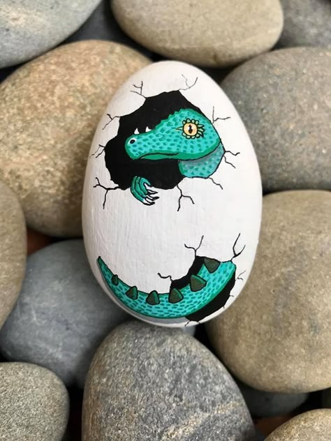 Dinosaur Rock Art, Dino Rock Painting, Dinosaur Painted Rocks Ideas, Dinosaur Rock Painting, Rock Painting Ideas Dinosaur, Dinosaur Rock, Dinosaur Egg Rock Painting, Cabin Crafts, Garden Rock Art