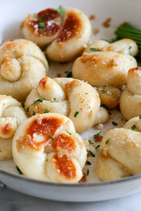 Excited to try these tonight! These soft, garlicky knots taste just like your favorite pizzeria’s garlic knots, but made from scratch using my easy yeast-free bagel dough recipe (just flour, Greek yogurt, baking powder and salt). Greek Yogurt Baking, Bagel Dough Recipe, Easy Garlic Knots, Garlic Parmesan Knots, Garlic Rolls, Garlic Knots, Eat Seasonal, Baking Soda Uses, Food Scale