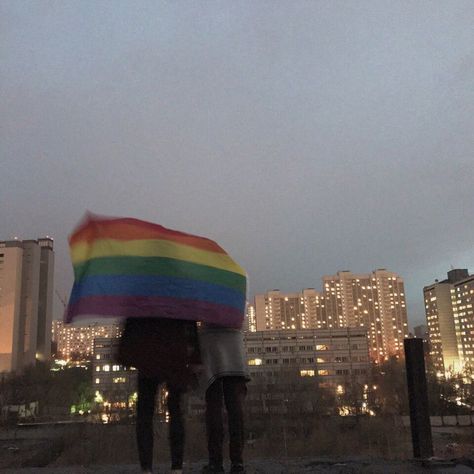 Filmy Vintage, Magia Das Ervas, Fotografi Digital, Gay Aesthetic, Lgbt Love, Lgbt Art, Rainbow Aesthetic, Rainbow Flag, Lgbtq Pride