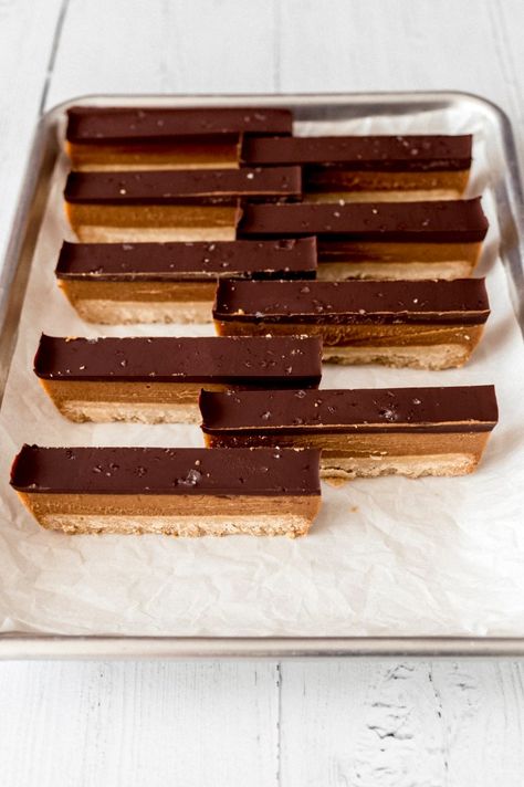 Almond Flour Twix Bars, Healthy Twix Bars With Dates, Healthy Candy Alternatives, Twix Bars Recipe, Cheap Treats, Healthy Twix Bars, Peanut Butter Twix, Chocolate Dessert Bar, Healthy Bakes