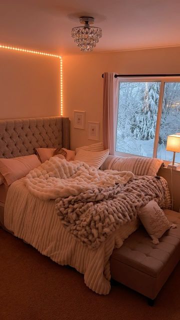 Royal Room Ideas, Moody Bedroom Cozy, Latina Bedroom, Bedroom Modern Ideas, Cozy Bedroom Decor Ideas, Small Bedroom Decor Ideas, Royal Room, Bedroom Wardrobe Design, Valentine's Day Celebration