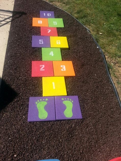 Hopscotch for the party. Use tape on the floor Easy School Garden Ideas, Paver Hopscotch, Diy Hopscotch, Daycare Playground, Floor Games, Kid Friendly Backyard, Diy Kids Playground, Kids Backyard Playground, Play Area Backyard