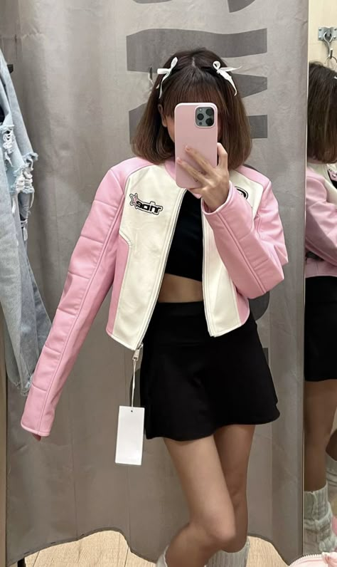 White And Pink Jacket, Pink Leather Jacket Outfit, Pink Jacket Outfit, Cropped Jacket Outfit, Outfits Pastel, Pink Leather Jacket, Leather Jacket Outfits, Cute Comfy Outfits, Kpop Fashion Outfits