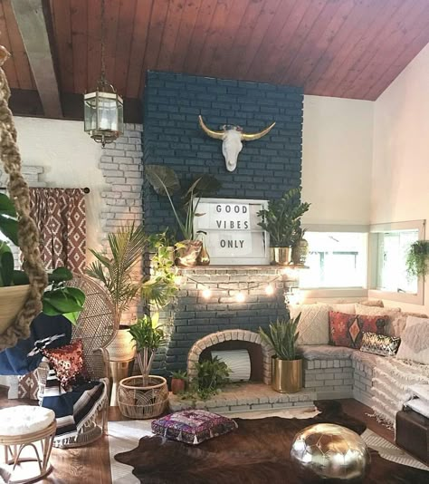 Boho Western Living Room, Western Living Room Decor, Western Living Room, Wood Trays, Rope Baskets, Eclectic Bedroom, Interior Design Themes, Eclectic Living Room, Cowhide Rug