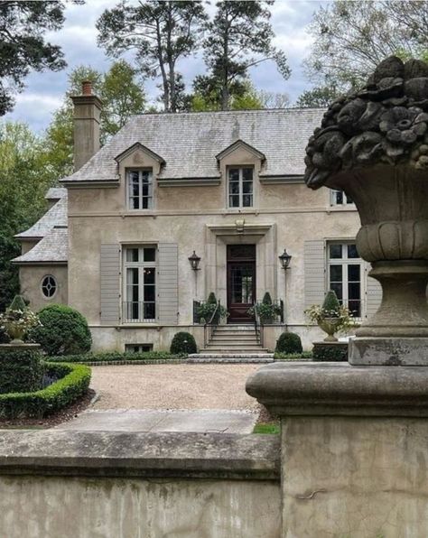 French Chateau Style Homes, French Country Exterior, Old Money House, French Exterior, French Style Homes, Countryside House, Georgian Homes, Farmhouse Exterior, Traditional Architecture