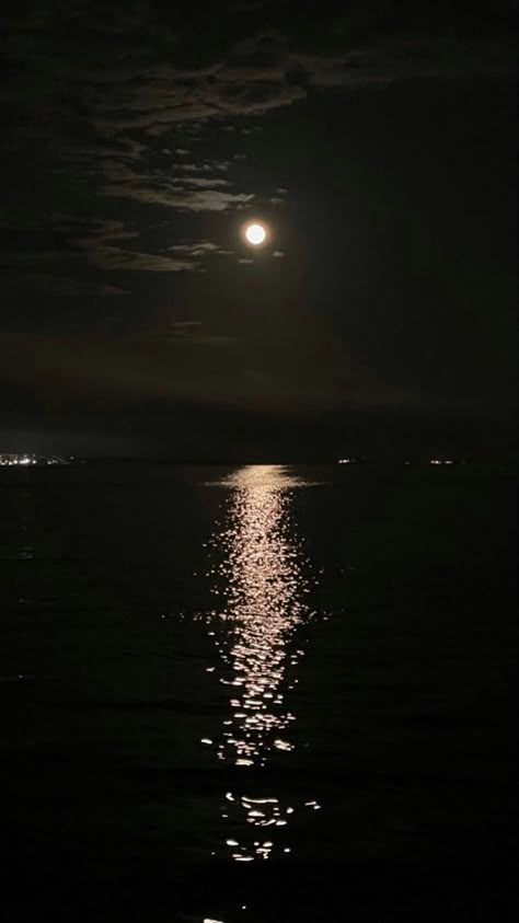 Bulan Aesthetic Night Dark, Bulan Aesthetic Night, Dark Wallpapers Aesthetic Iphone, Wallpapers Aesthetic Iphone, Top Notch Wallpaper, Dark Wallpapers Aesthetic, Notch Wallpaper, Moon Beach, 90s Wallpaper Hip Hop