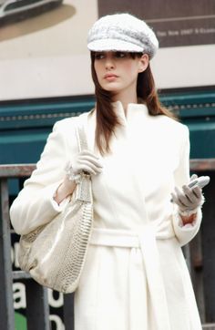 Is the newsboy hat making a comeback? You won't believe which It-girl was recently spotted sporting the accessory.. Devil Wears Prada Outfits, Prada Outfits, Anne Hathaway Style, Devil Wears Prada, Estilo Preppy, Elegante Casual, Movie Fashion, News Boy Hat, White Coat