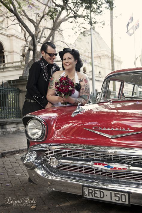 rockabilly car pose Mode Rockabilly, Rockabilly Mode, 50s Wedding, Rockabilly Wedding, Rock N Roll Wedding, Wedding Aesthetics, 1950s Wedding, Lady Like, Bmw Cafe Racer