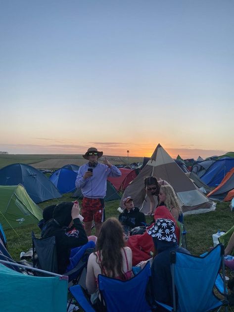 Camping Festival Aesthetic, Camping With Family, Must Have Camping Gear, Camp America, Tips For Summer, Camping Must Haves, Camping Vibes, Camping Set Up, Photo Recreation