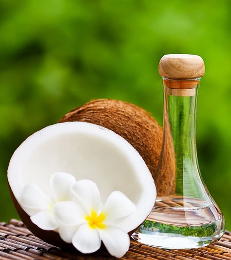 Why Should You Use Fractionated Coconut Oil? Homemade Coconut Oil, Diy Sale, Coconut Oil For Teeth, Coconut Oil For Acne, Coconut Oil Skin Care, Cooking With Coconut Oil, Coconut Oil Recipes, Coconut Oil For Face, Coconut Health Benefits