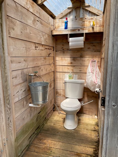 Pretty Outhouse Interiors, Outside Toilet Design, Outhouse Sink Ideas, Simple Outdoor Bathroom, Rustic Outdoor Bathroom Ideas, Out Houses Toilet Plans, Outhouse Bathroom Ideas Diy, Outdoor Bathrooms Toilet, Diy Outdoor Bathroom Toilets