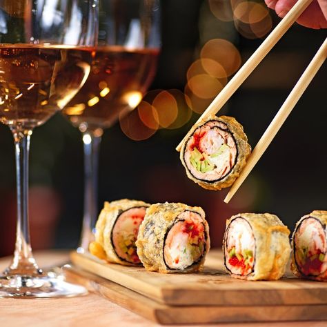 Rollo de sushi frito caliente con salmón y vino. menú de sushi. comida japonesa. rollo de sushi frito caliente | Foto Premium Restaurant Foods, Buckwheat Pancakes, Sushi Bowl, Sushi Roll, Nyt Cooking, Sushi Bar, Sushi Rolls, Tasting Table, Food Decoration