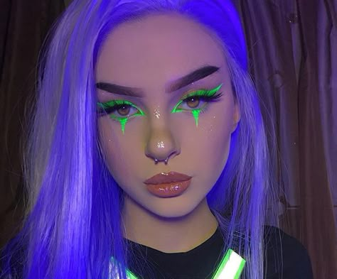 Halloween Rave Makeup, Black Light Eye Makeup, Black Light Makeup Ideas Glow, Uv Makeup Halloween, Neon Glitter Makeup, Rave Makeup Neon, Uv Liner Looks, Uv Party Ideas, Neon Uv Makeup