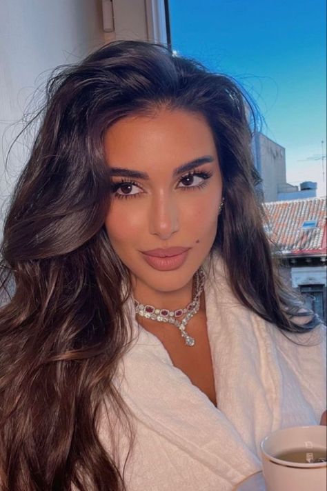 Arabic Hairstyles, Yasmine Sabri, Arab Beauty, Photography Posing Guide, Baddie Hairstyles, Hair Inspo Color, Glam Makeup, Fashion Makeup, Pretty Woman