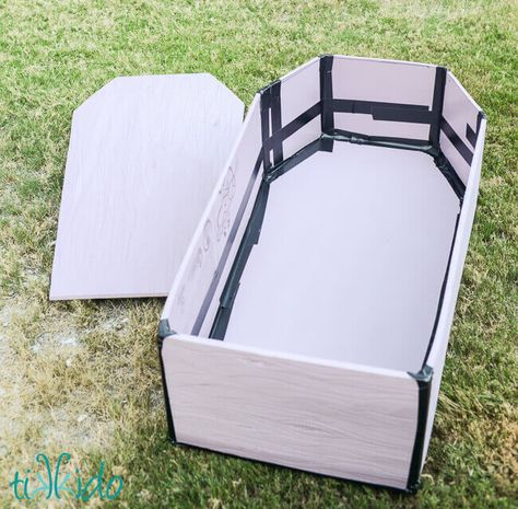 Halloween Coffin Decoration, Cardboard Props, Coffin Decor, Styrofoam Crafts, Halloween Diy Outdoor, Halloween Ghost Decorations, Halloween Props Diy, Halloween Tutorial, Halloween Coffin