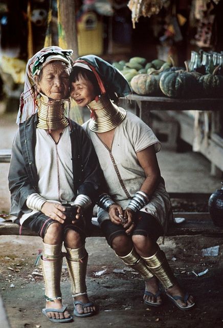 Neck Rings, Steve Mc, Steve Mccurry, Burma Myanmar, Northern Thailand, Anatomy Drawing, People Sitting, People Of The World, World Cultures