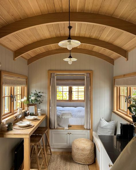 Shepherd Huts, Minimalism Home, Shepherds Hut, Casa Container, Home Inspo, Tiny House Interior, Tiny House Cabin, Beautiful Spaces, Front Porch Christmas Decor