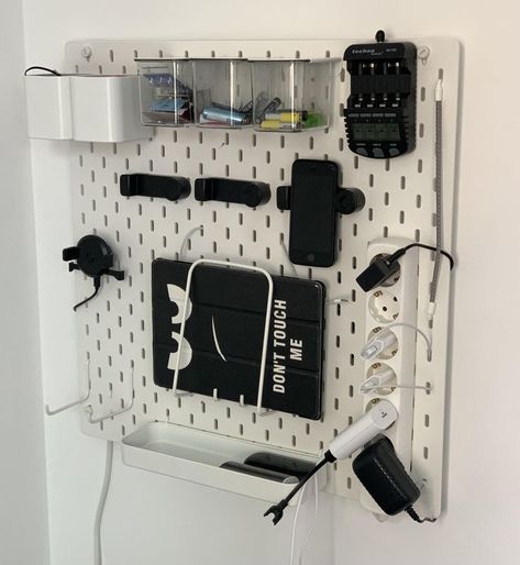 #idea #ideas #storechargers #storebatteries #bchargers #batteries #Ikeaophangbord #ophangbord #Ikea #IkeaSkadis #Skadis Skadis Bedroom, Skadis Office Ideas, Ikea Pegboard Ideas Gaming, Skadis Pegboard Hack, Skadis Gaming Setup, Ikea Skadis Office, Skådis Ikea Hack, Ikea Pegboard Hack, Skadis Ikea Ideas Office