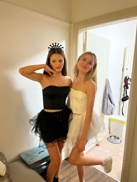 Black And White Duo Costumes, Female Duo Costumes, Black And White Swan Costume, Iconic Duo Costumes Best Friends, Iconic Duo Costumes, White Swan Costume, Black And White Swan, Swan Costume, Fall Szn