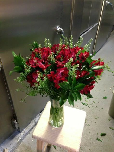 Alstroemeria Bouquet Floral Arrangements, Alstromeria Flower Arrangements, Alstromeria Centerpiece, Alstroemeria Arrangement, Alstroemeria Aesthetic, Alstroemeria Centerpiece, Red Alstroemeria, Alstroemeria Bouquet, Luxury Flower Arrangement